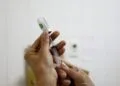 Vacina contra a dengue começa a ser aplicada em crianças e adolescentes de seis e 16 anos