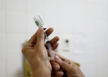 Vacina contra a dengue começa a ser aplicada em crianças e adolescentes de seis e 16 anos