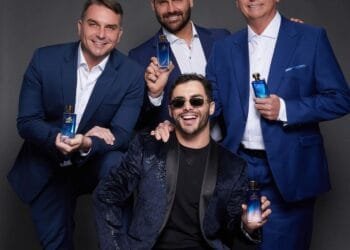 Flávio e Eduardo Bolsonaro participam de ensaio para o novo perfume de Jair Bolsonaro