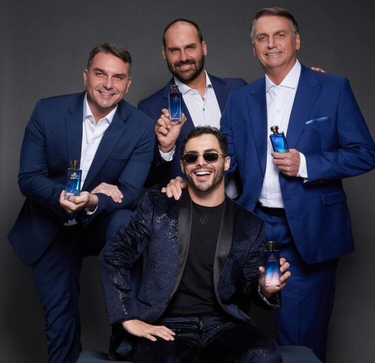 Flávio e Eduardo Bolsonaro participam de ensaio para o novo perfume de Jair Bolsonaro
