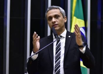 Deputado Gustavo Gayer lidera discussão sobre renegociação de dívidas do Fies