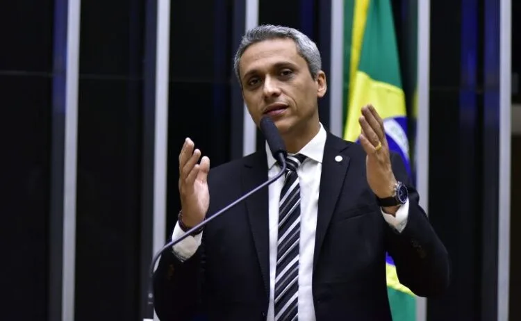 Deputado Gustavo Gayer lidera discussão sobre renegociação de dívidas do Fies