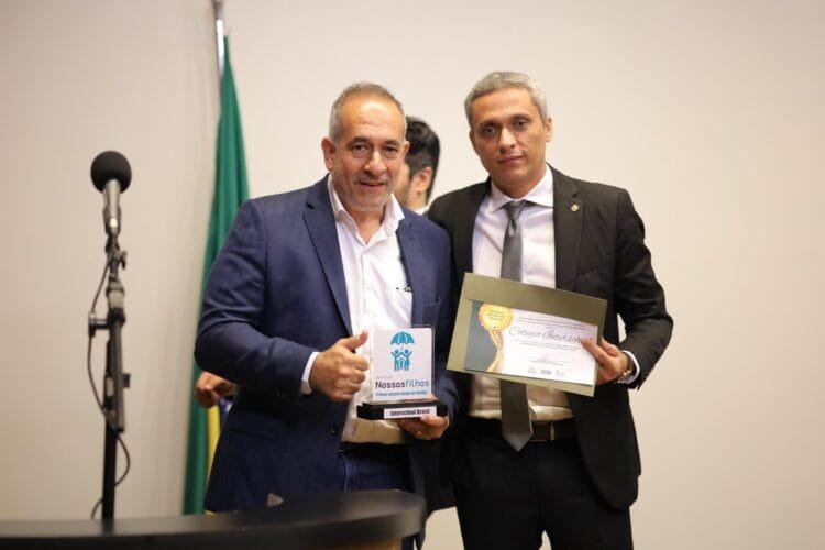 Criada por Gayer, Frente Parlamentar contra Doutrinação inaugura premiação a instituições que prezam por ensino livre de ideologias políticas