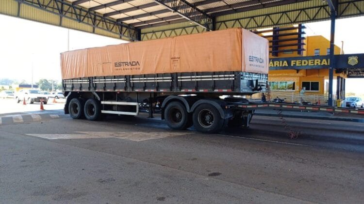 Carreta bitrem perde compartimento de carga na BR-060 e coloca vida de motoristas em risco