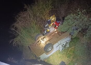 Acidente na BR-060: Veículo cai de ponte após desvio de carga caída de caminhão