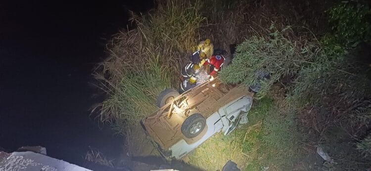 Acidente na BR-060: Veículo cai de ponte após desvio de carga caída de caminhão