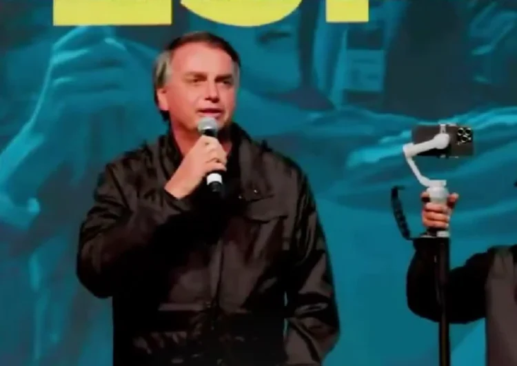 Bolsonaro desafia a imprensa: “Estou à disposição por duas horas, ao vivo, sem manipulação”