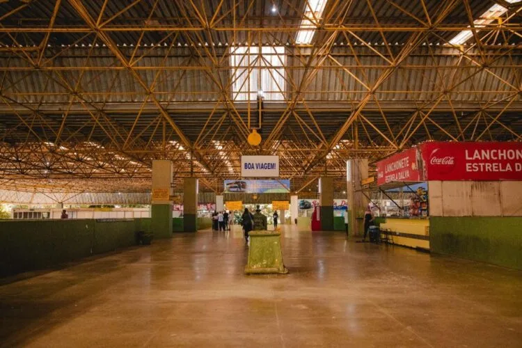Procon Anápolis interdita guichê de passagens irregulares no terminal rodoviário