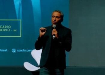 Gustavo Gayer emociona em discurso no CPAC: “Não subestime a importância de conviver com seu filho”