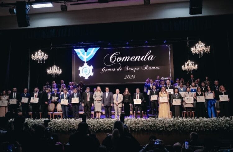 Prefeito Roberto Naves concede Comenda Gomes de Souza Ramos a 62 personalidades de Anápolis