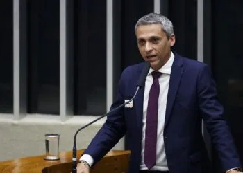 Gustavo Gayer pede convocação de Camilo Santana por falhas bilionárias no MEC