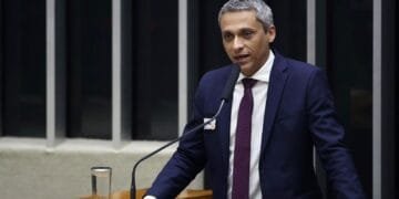 Gustavo Gayer pede convocação de Camilo Santana por falhas bilionárias no MEC