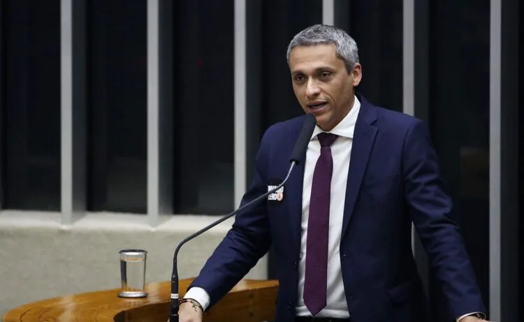 Gustavo Gayer pede convocação de Camilo Santana por falhas bilionárias no MEC