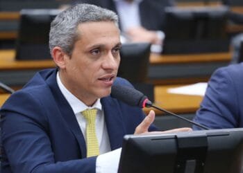 Gustavo Gayer pede convocação de Camilo Santana por falhas bilionárias no MEC