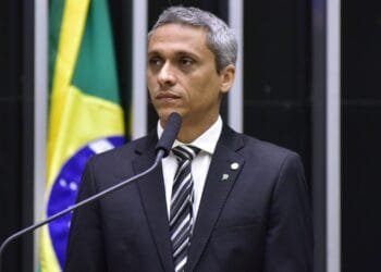 Gustavo Gayer pede convocação de Camilo Santana por falhas bilionárias no MEC