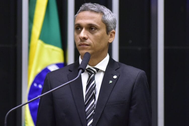 Gustavo Gayer pede convocação de Camilo Santana por falhas bilionárias no MEC