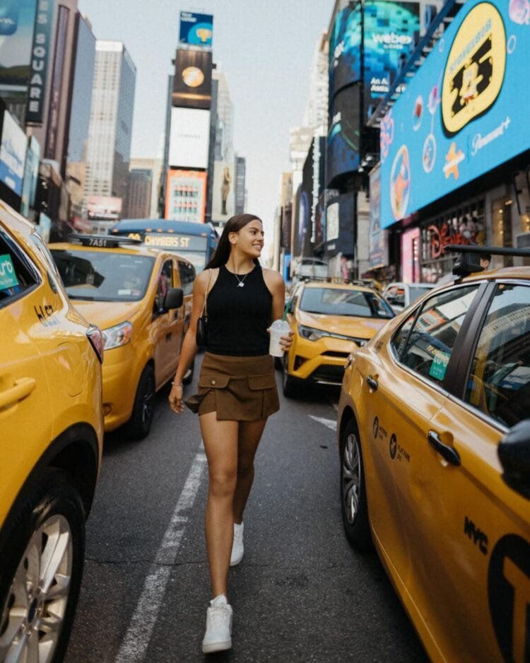 Anapolina Luana Barreto comemora 15 anos com homenagem na Times Square