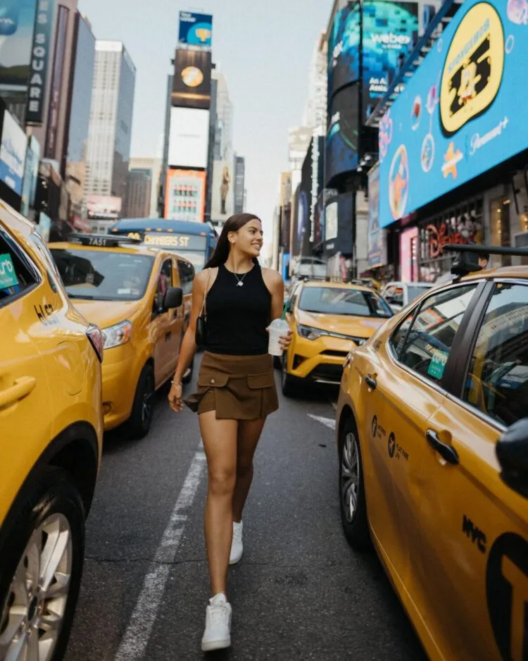 Anapolina Luana Barreto comemora 15 anos com homenagem na Times Square