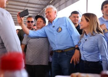 Caiado acompanha Eerizania Freitas em visita a feiras livres e reforça apoio à candidatura