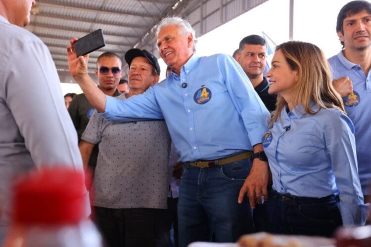 Caiado acompanha Eerizania Freitas em visita a feiras livres e reforça apoio à candidatura