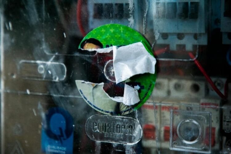 Candidatos podem ser multados em até R$ 8 mil por propaganda eleitoral irregular em postes de energia