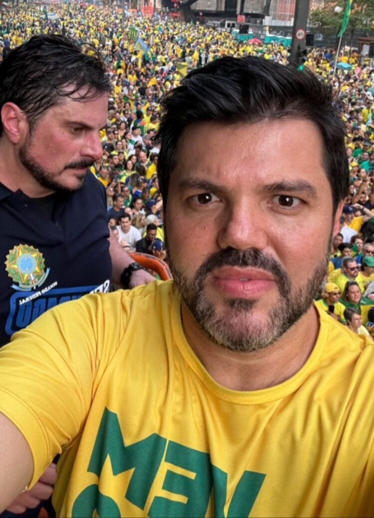 Márcio Corrêa participa de ato na Avenida Paulista ao lado de Jair Bolsonaro e lideranças da direita
