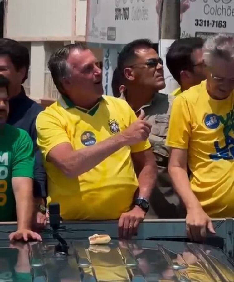 Café da Vovó vira destaque após Bolsonaro saborear enroladinho de queijo em carreata