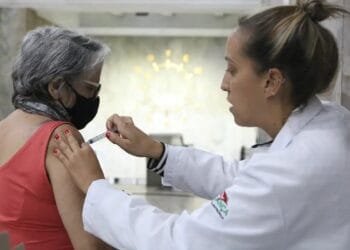 Covid-19 cresce entre idosos nas regiões Norte e Nordeste, aponta InfoGripe