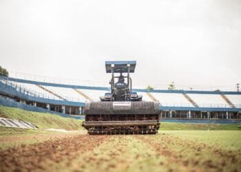Prefeitura inicia revitalização do gramado do Estádio Jonas Duarte