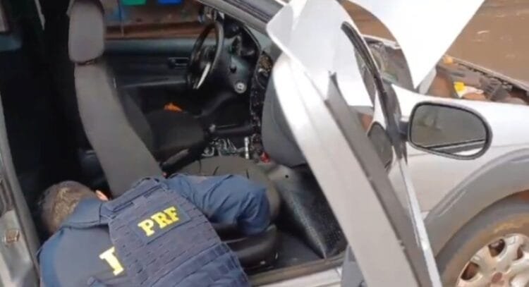 Homem é preso com carro furtado a caminho da instalação de tornozeleira eletrônica