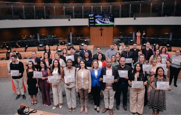 Vivian Naves homenageia conselheiros tutelares com Certificado do Mérito Legislativo na ALEGO