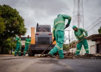 Ações de tapa-buraco chegam a 15 bairros de Anápolis nesta semana