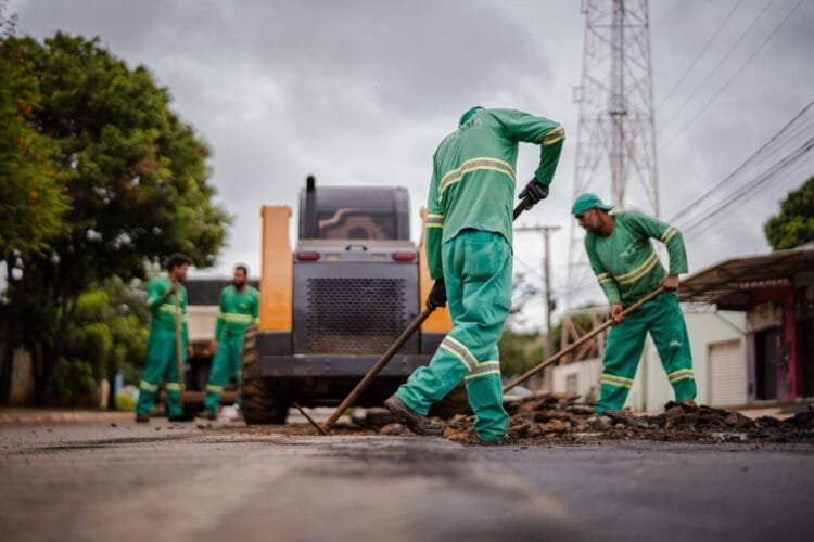 Ações de tapa-buraco chegam a 15 bairros de Anápolis nesta semana
