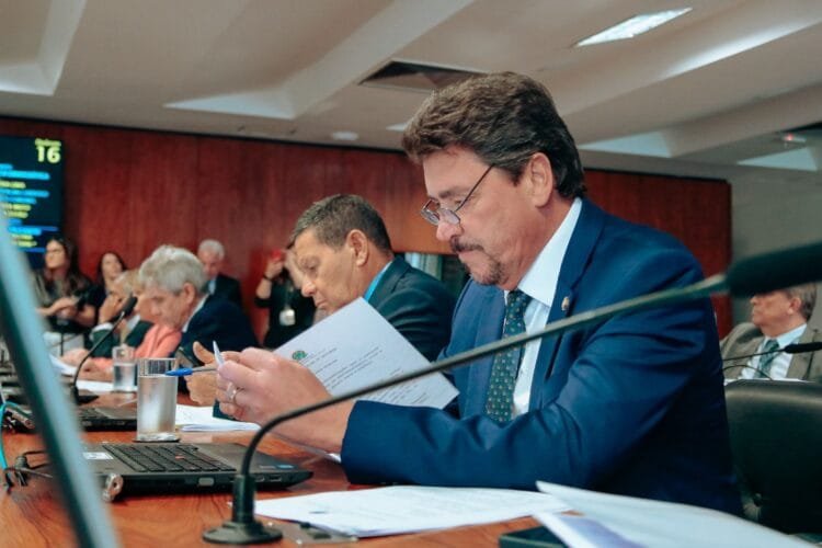 Câmara aprova projeto de Wilder Morais que autoriza compra de armas em áreas rurais