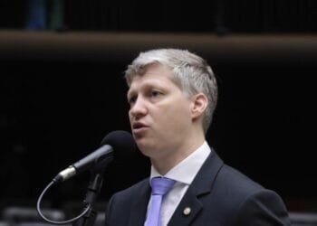 Marcel Van Hattem aponta desgoverno de Lula e critica silêncio sobre dólar a R$ 6,27