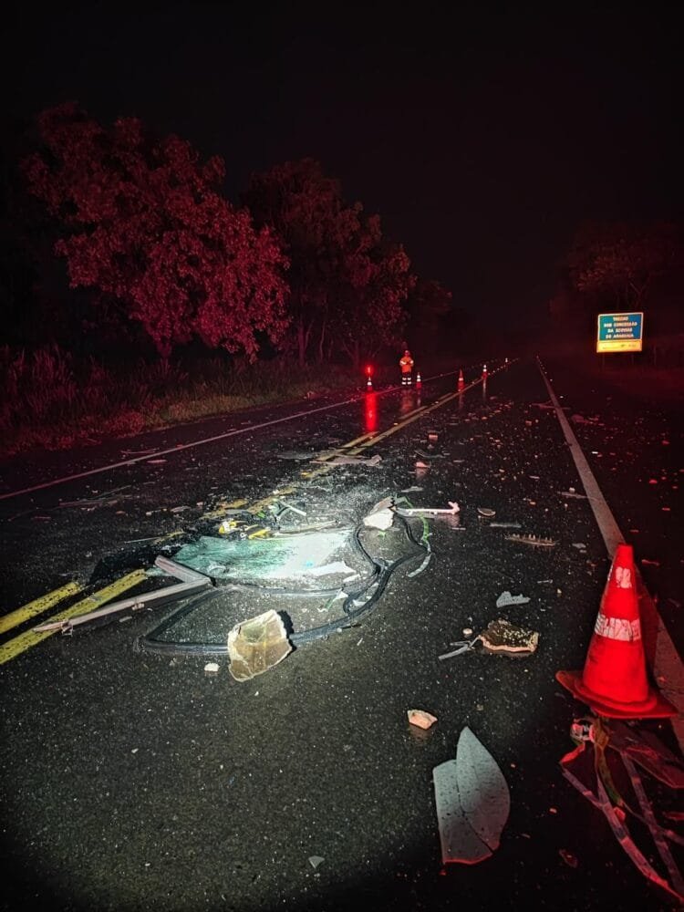 Tragédia na BR-153: Colisão entre ônibus deixa um morto e dois feridos em Goiás