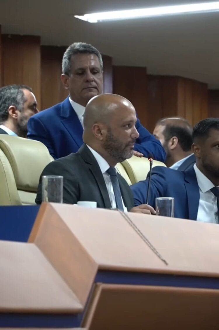 ‘Isso tem que acabar!’: Major Vitor Hugo mobiliza vereadores contra o caos na saúde