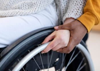 BPC: quem precisa de cuidador pode ganhar acréscimo de 25% no benefício, prevê projeto