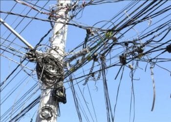 Prefeito Márcio Corrêa cobra ação imediata das empresas para resolver fios soltos em Anápolis