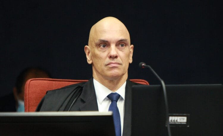 Moraes rejeita pedido do PT para apreender passaporte de Eduardo Bolsonaro