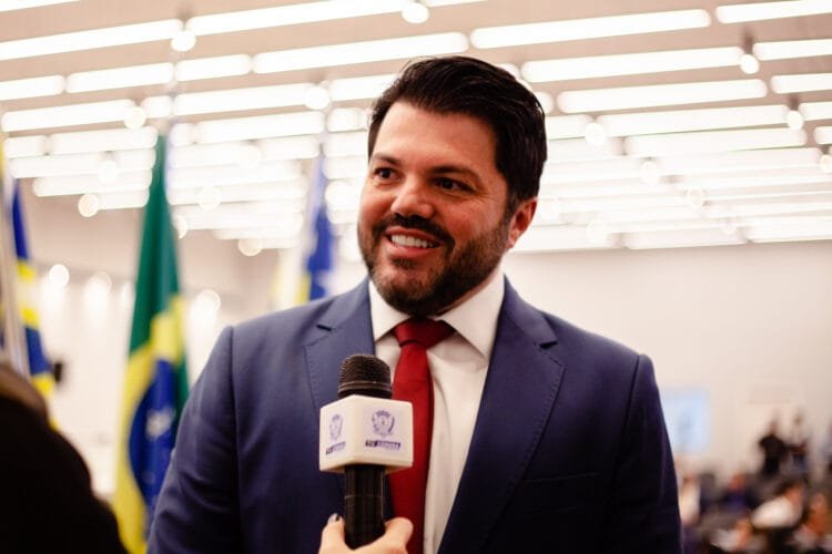 Márcio Corrêa é internado com suspeita de infecção viral após apresentar cansaço e inchaço no rosto