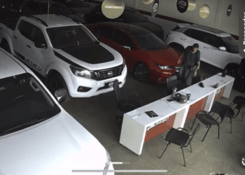 Invasão relâmpago: Homem furta notebook de loja de carros na avenida Brasil Sul em Anápolis