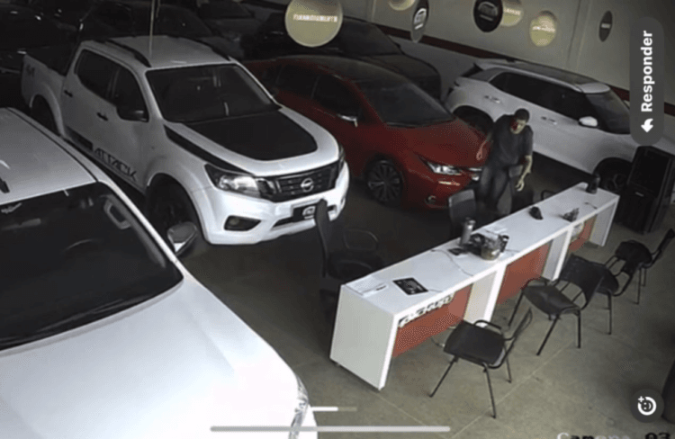 Invasão relâmpago: Homem furta notebook de loja de carros na avenida Brasil Sul em Anápolis