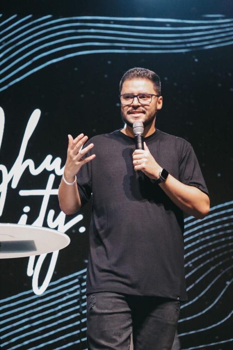 Pastor critica uso de inteligência artificial em sermões: ‘Pregação é experiência com Deus, não apenas informação’