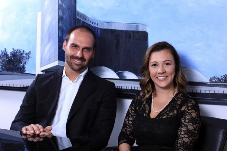 Advogada de Eduardo Bolsonaro, Karina Kufa lamenta decisão do deputado de ficar nos EUA: ‘Tempos sombrios’