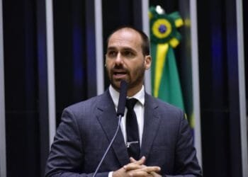 Eduardo Bolsonaro anuncia licença do mandato e teme nunca mais ver o pai: ‘É a vida adulta, sacrifício’