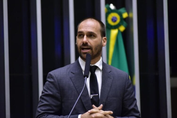 Eduardo Bolsonaro anuncia licença do mandato e teme nunca mais ver o pai: ‘É a vida adulta, sacrifício’