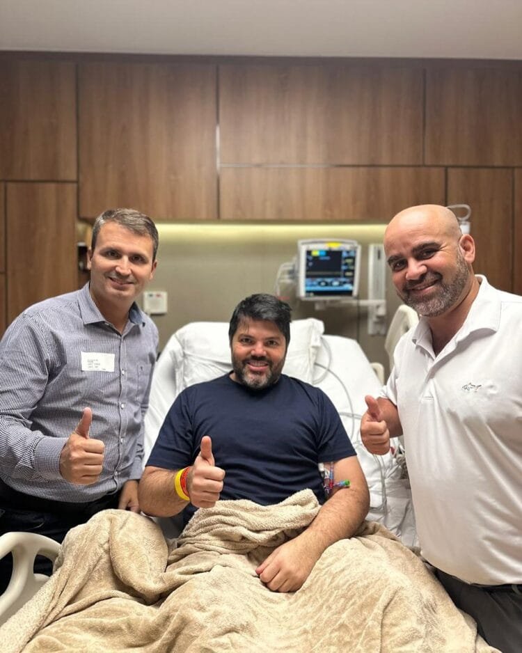 Márcio Corrêa aparece em foto após internação e agradece apoio: ‘Deus tem cuidado de mim’