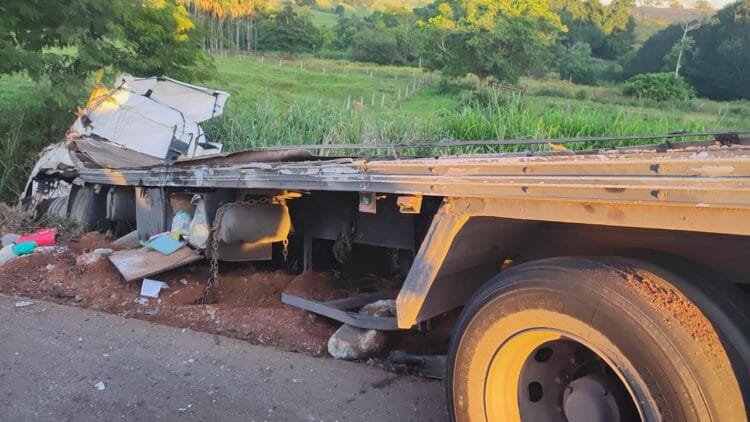 Caminhão carregado de palmito tomba na BR-153 após estouro de pneu e interdita rodovia
