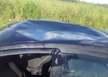 PRF prende dupla por direção perigosa na BR-153: motorista bêbado e passageiro nu no teto do carro